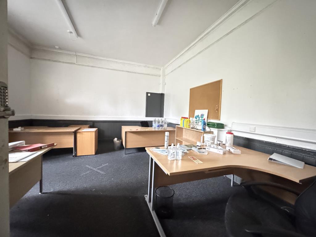 Lot: 11 - FORMER TWENTY-SIX BEDROOM CARE HOME - Office Space